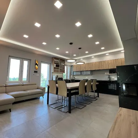 Chiara Piemonte Βίλα *